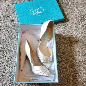 Blue by Betsey Johnson Rhinestone Peep toe heels sb-gia ivory satin size 8